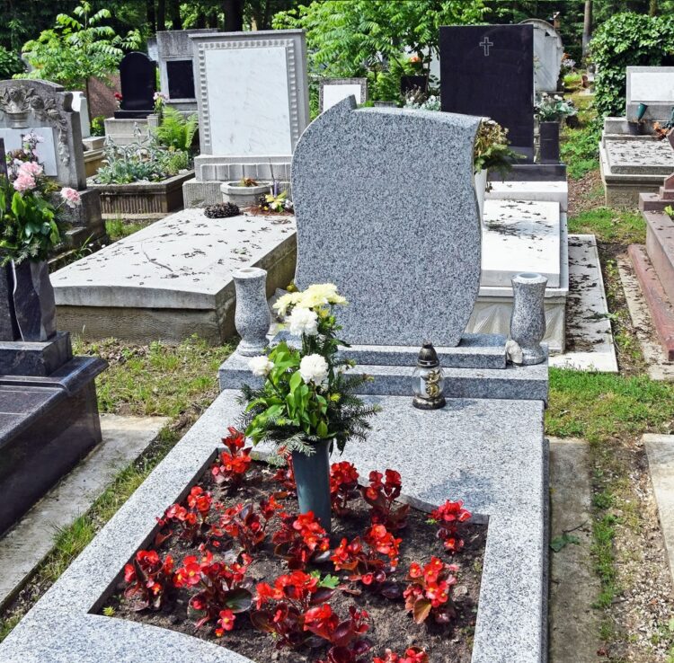 Kodėl verta užsakyti kapų tvarkymo paslaugas?